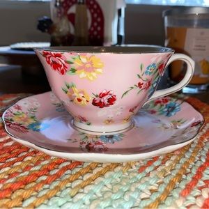 “Shabby-Chic”-style Tea Cup w/Saucer